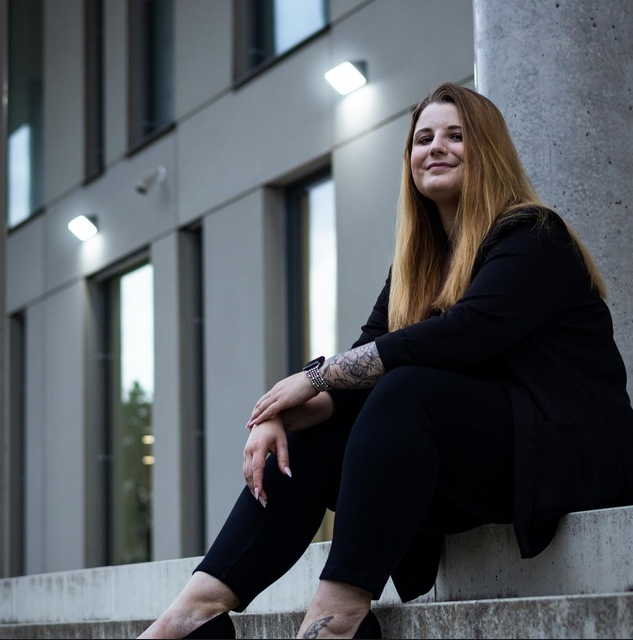 Lucie Menclová při práci